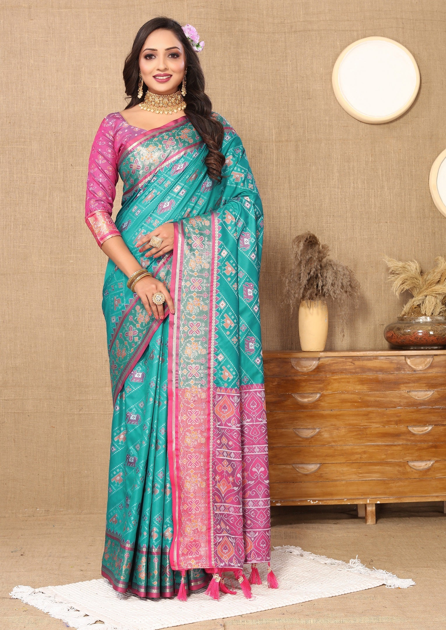 Vedant Vastram Rama Color Kanjeevaram Patola Silk Saree - Rama