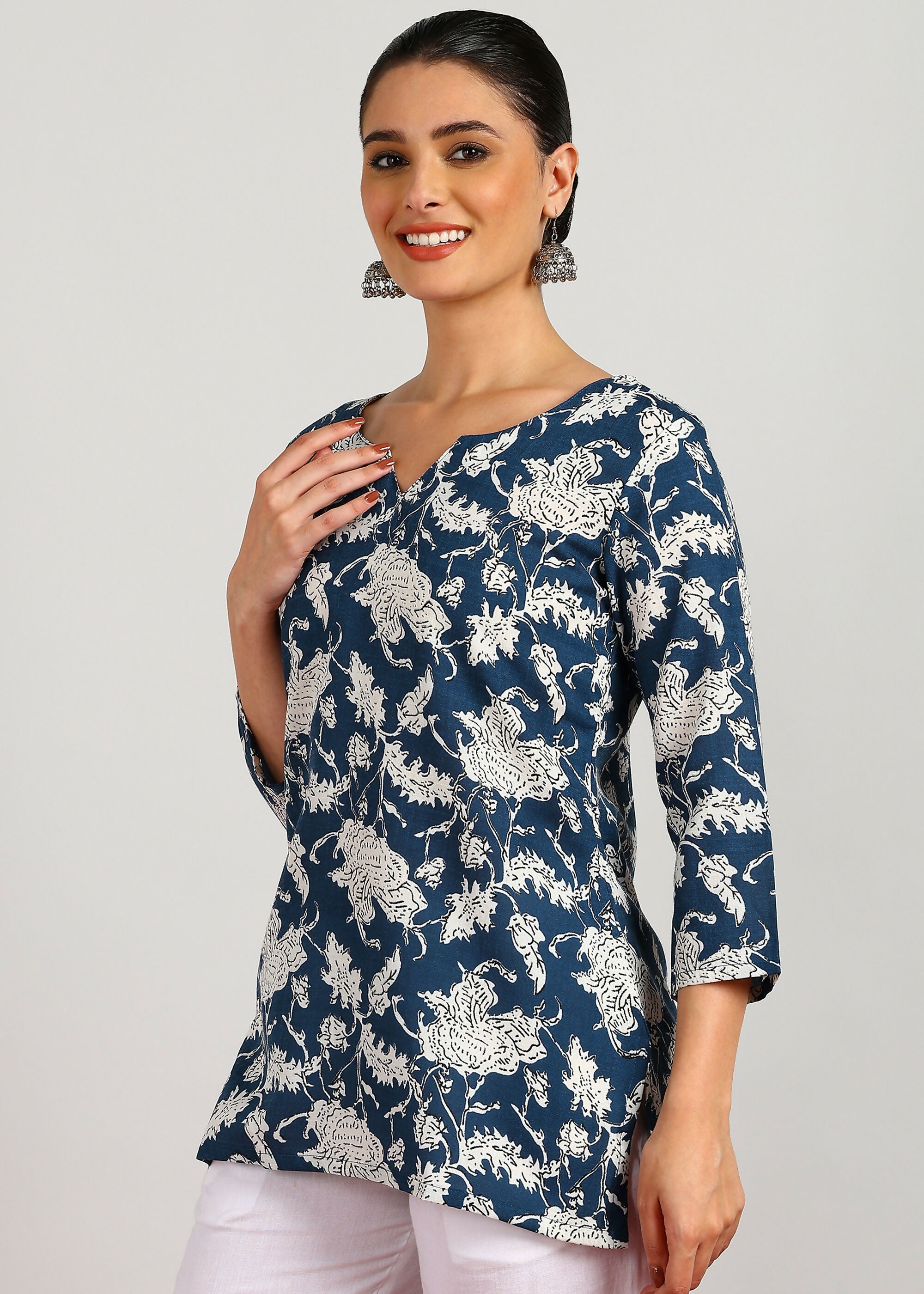 Aavyora Women's Navy Blue & White Floral Printed Tunic - Distacart