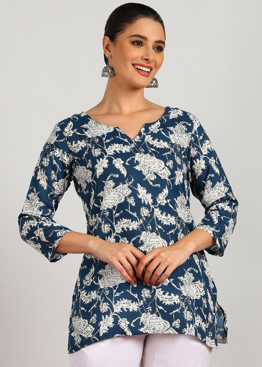 Aavyora Women's Navy Blue & White Floral Printed Tunic - Distacart
