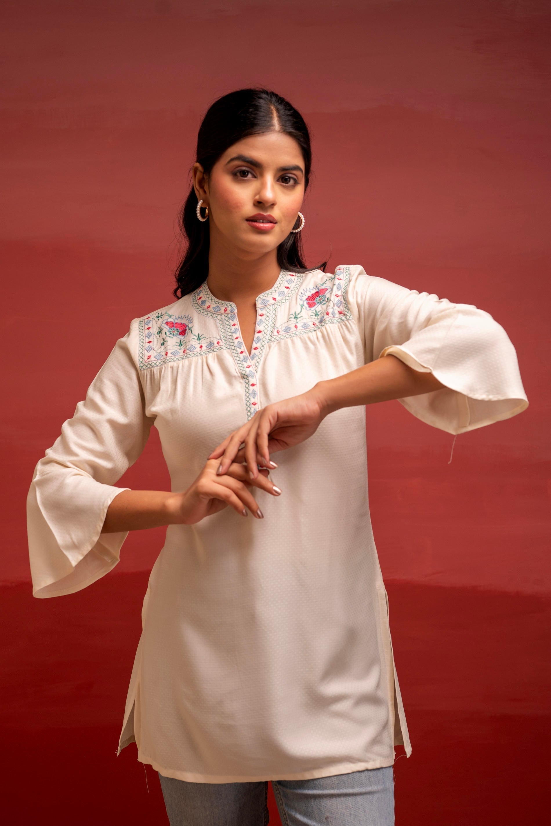 Juniper Off White Solid Viscose Tunic With Thread Work