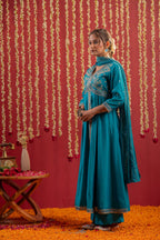 Juniper Rama Green Viscose Solid Fit & Flared Kurta With Pants & Dupatta Set With Mirror, Thread, Dori & Sequence Work - Distacart