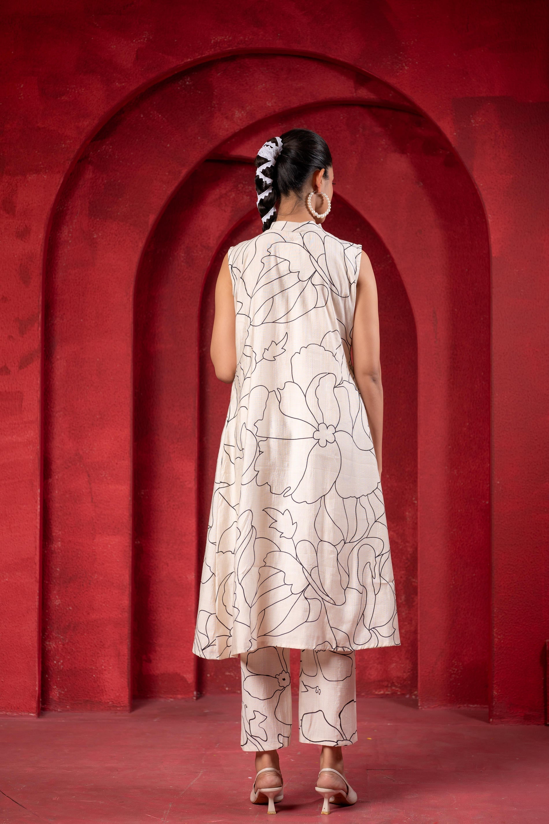 Juniper White & Black Floral Printed Sleeveless Straight Kurta Set - Distacart