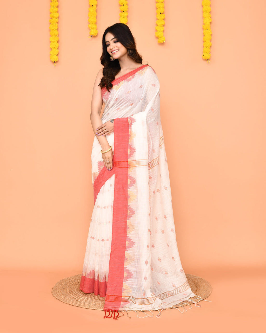 Piyari Fashion Women's White Cotton Blend Handloom Saree With Red Temple Border - Distacart