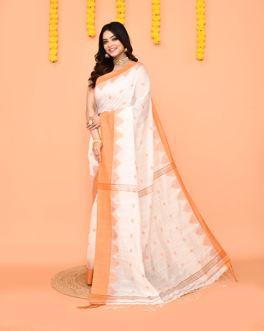 Piyari Fashion Women's White Cotton Blend Handloom Saree With Brown Temple Border - Distacart