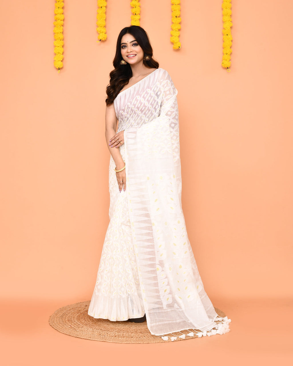 Piyari Fashion Women's White Cotton Blend Jamdani Saree With Tassels - Distacart