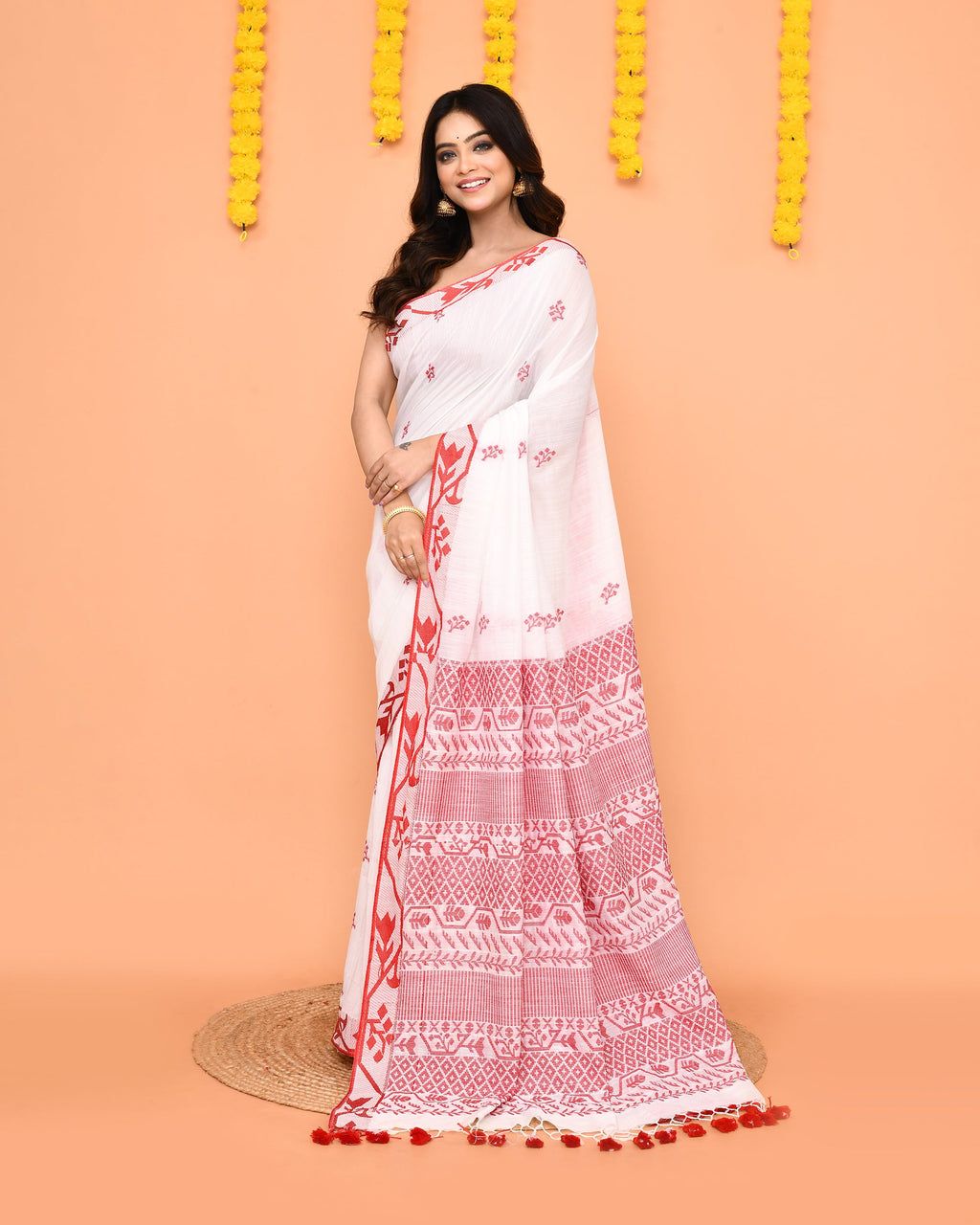Piyari Fashion Women's White Cotton Handloom Saree With Tassels - Distacart