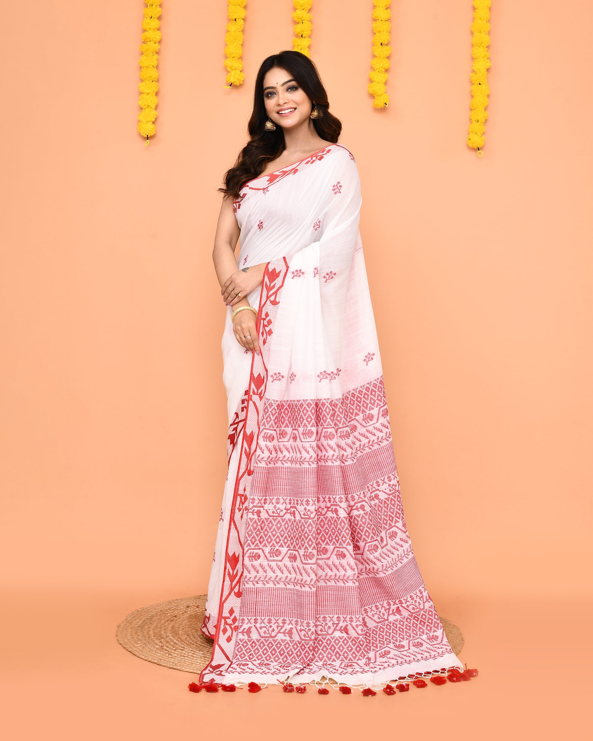 Piyari Fashion Women's White Cotton Handloom Saree With Tassels - Distacart