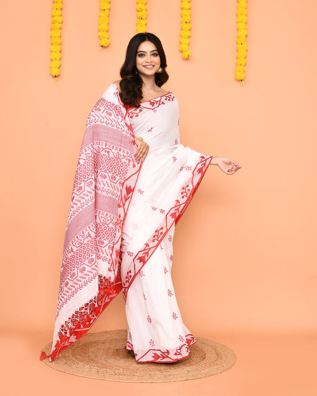 Piyari Fashion Women's White Cotton Handloom Saree With Tassels - Distacart