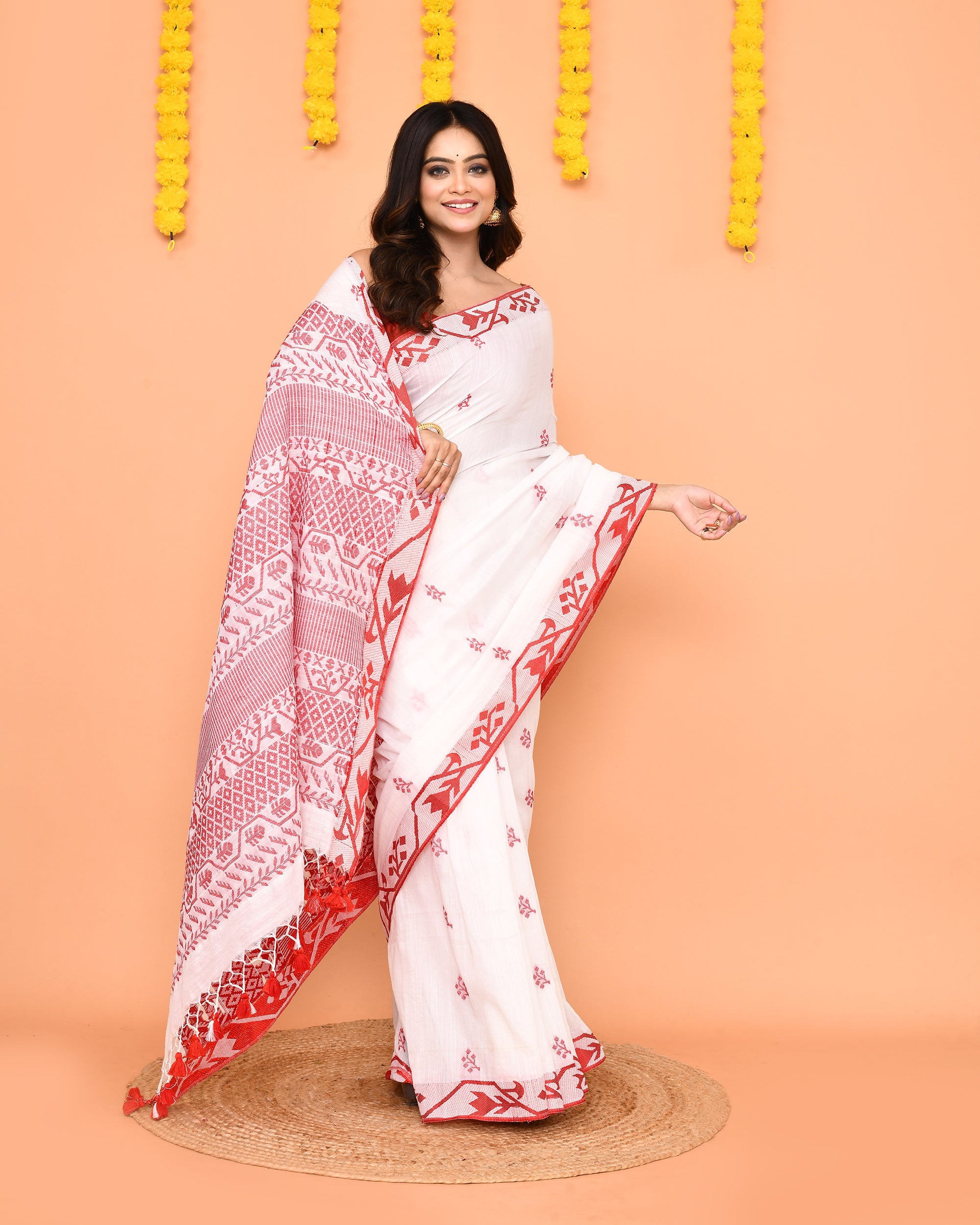 Piyari Fashion Women's White Cotton Handloom Saree With Tassels - Distacart