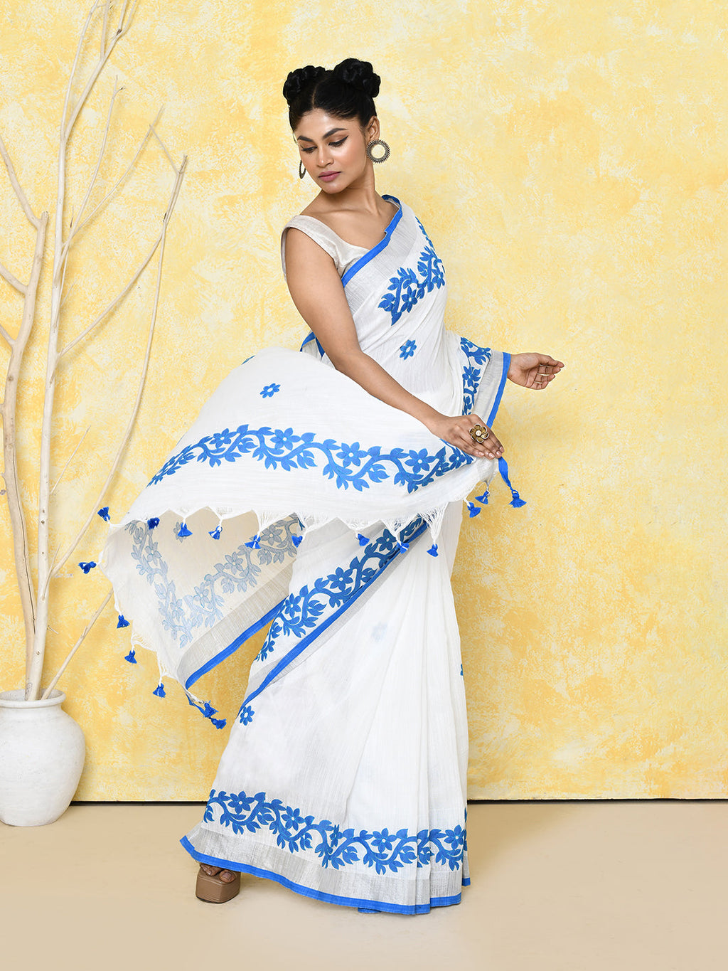 Piyari Fashion Women's White Exclusive Applique Saree With Blouse Piece - Distacart