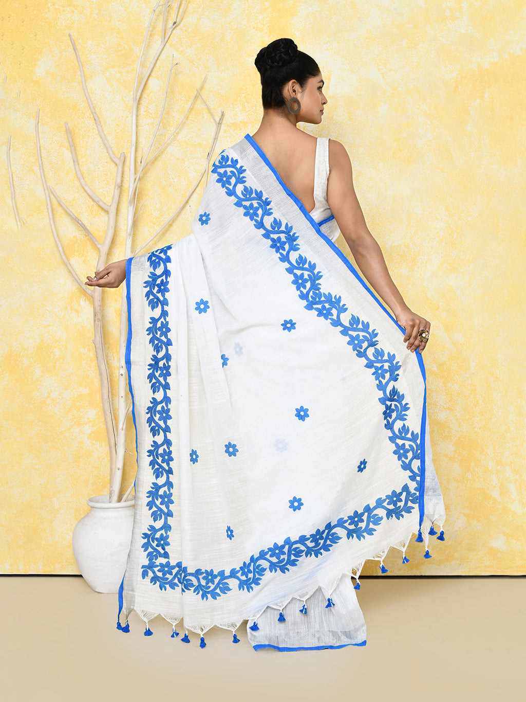 Piyari Fashion Women's White Exclusive Applique Saree With Blouse Piece - Distacart