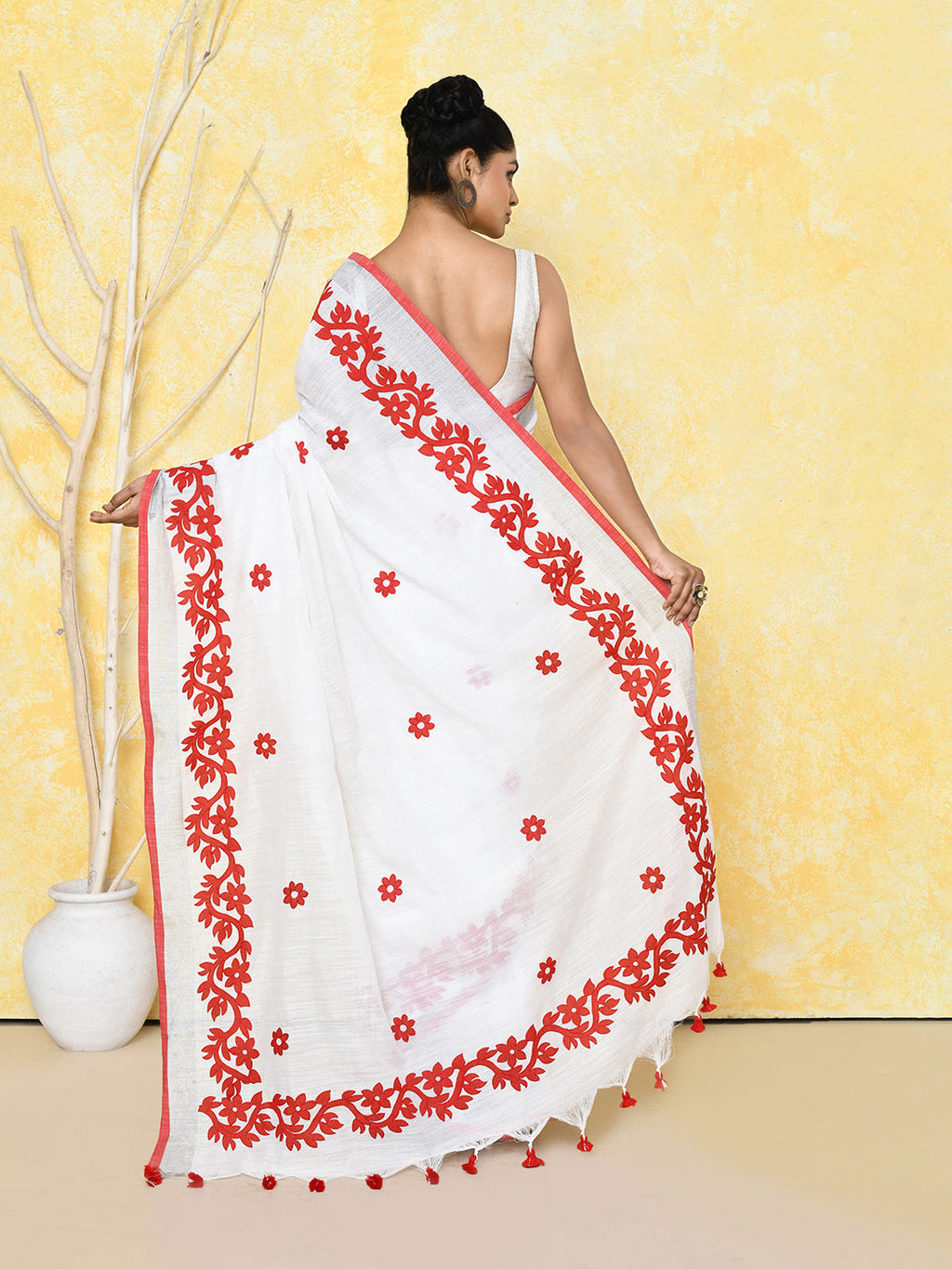 Piyari Fashion Women's White Exclusive Applique Saree With Blouse Piece - Distacart