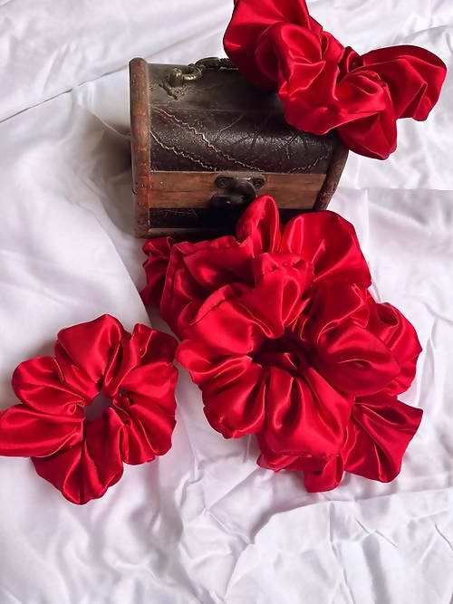 Diva Globe Red Bold Scrunchies