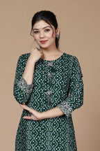 Miravan Women's Rayon Bandhani Print Straight Kurta Green