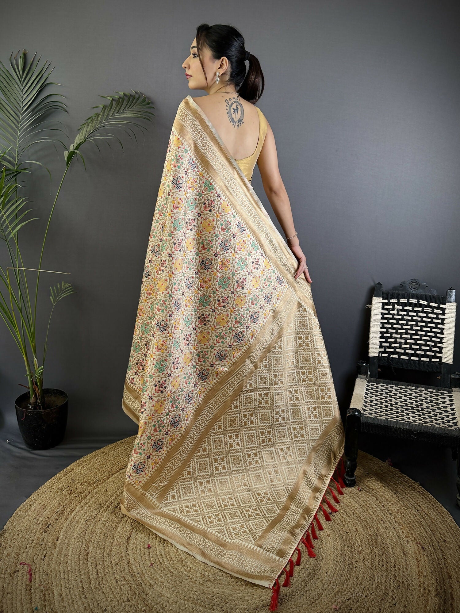 Joban Fashion Cream Intricate Floral & Woven Motifs Soft Silk Banarasi Saree