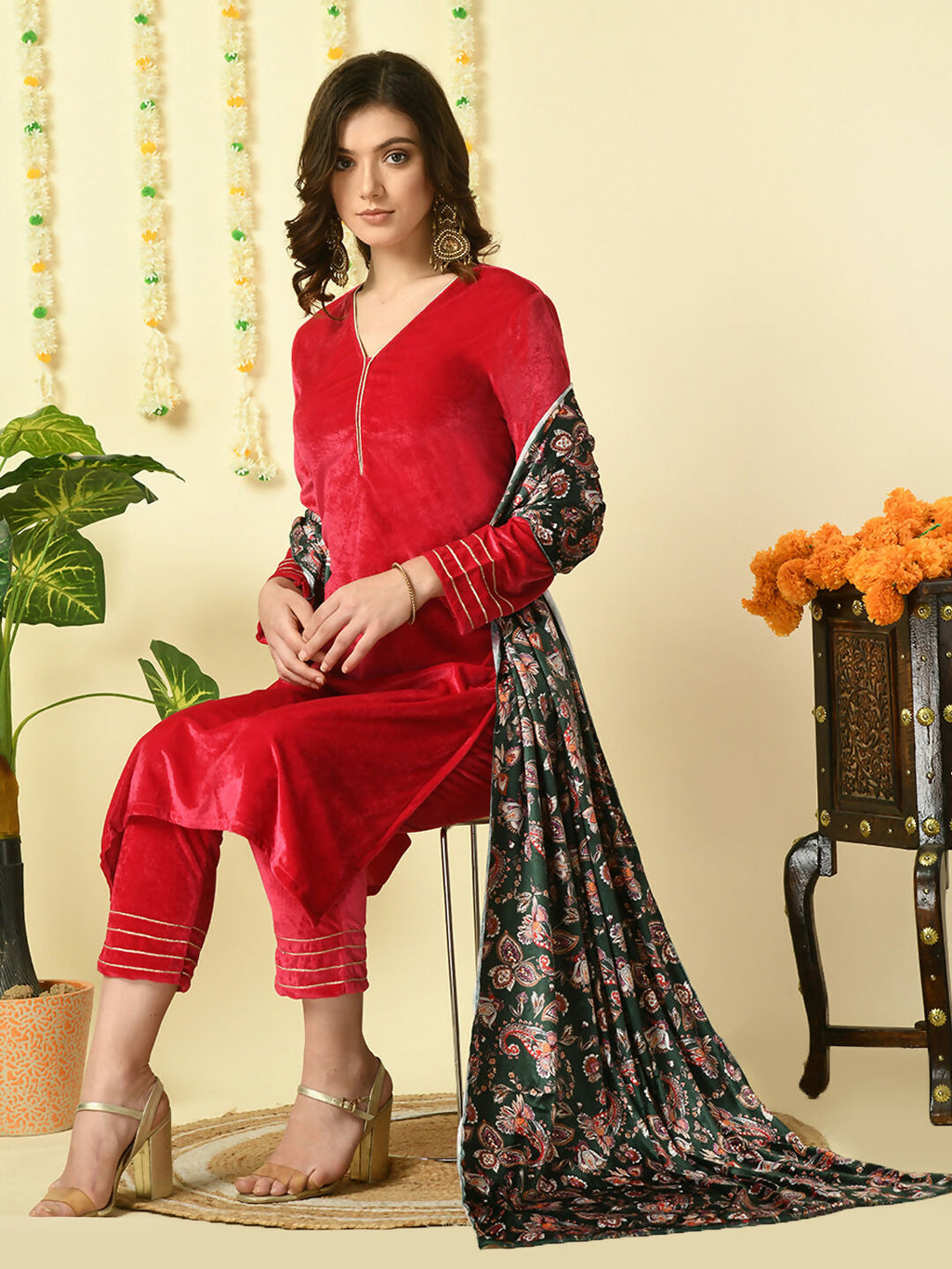 Myshka Women's Pink Velvet Kurta & Trousers With Dupatta Party Sets