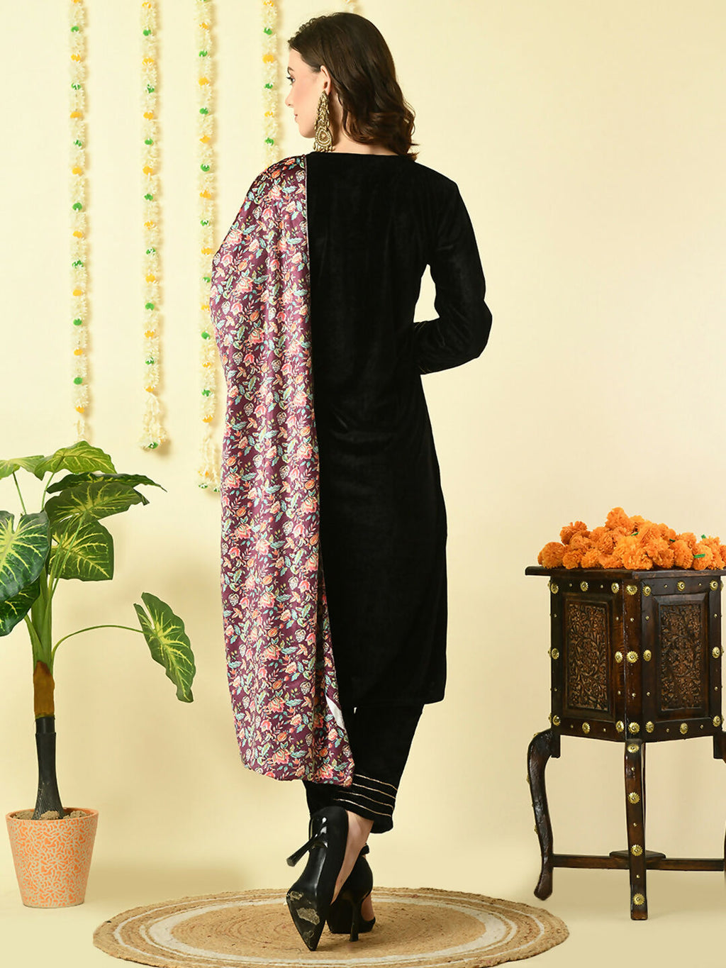 Myshka Women's Black Velvet Kurta & Trousers With Dupatta Party Sets
