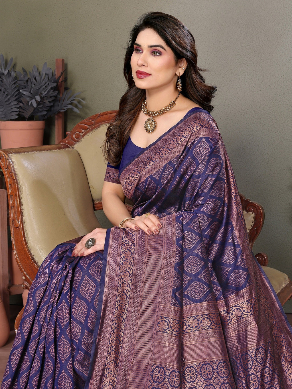 Vedant Vastram Litchi Silk Banarasi Silk Saree - Navy - Distacart