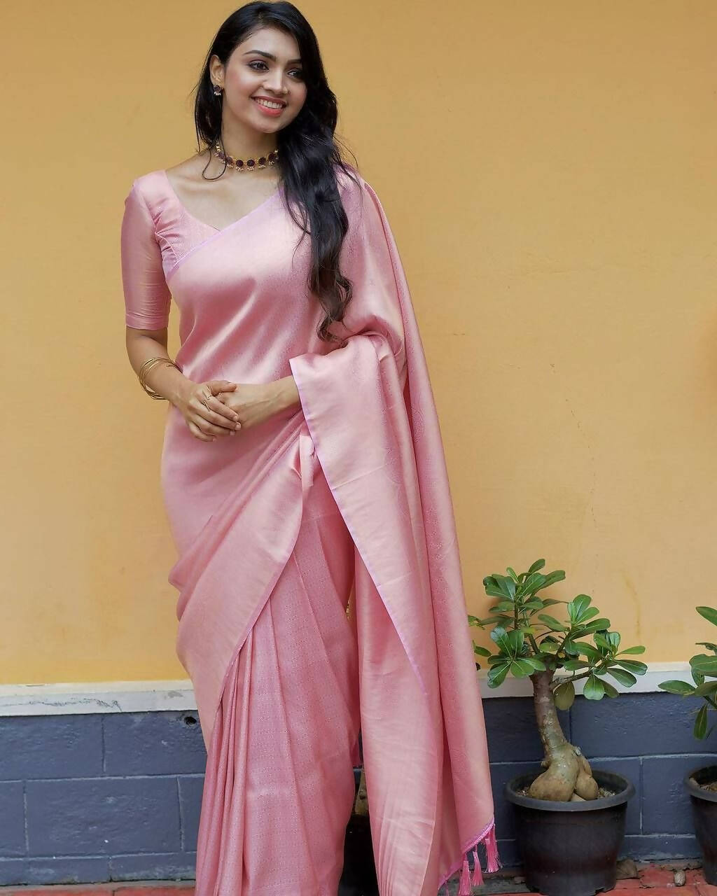 DEIANA'S Beautiful Designer Golden zari Soft Lichi Silk Saree - Pink