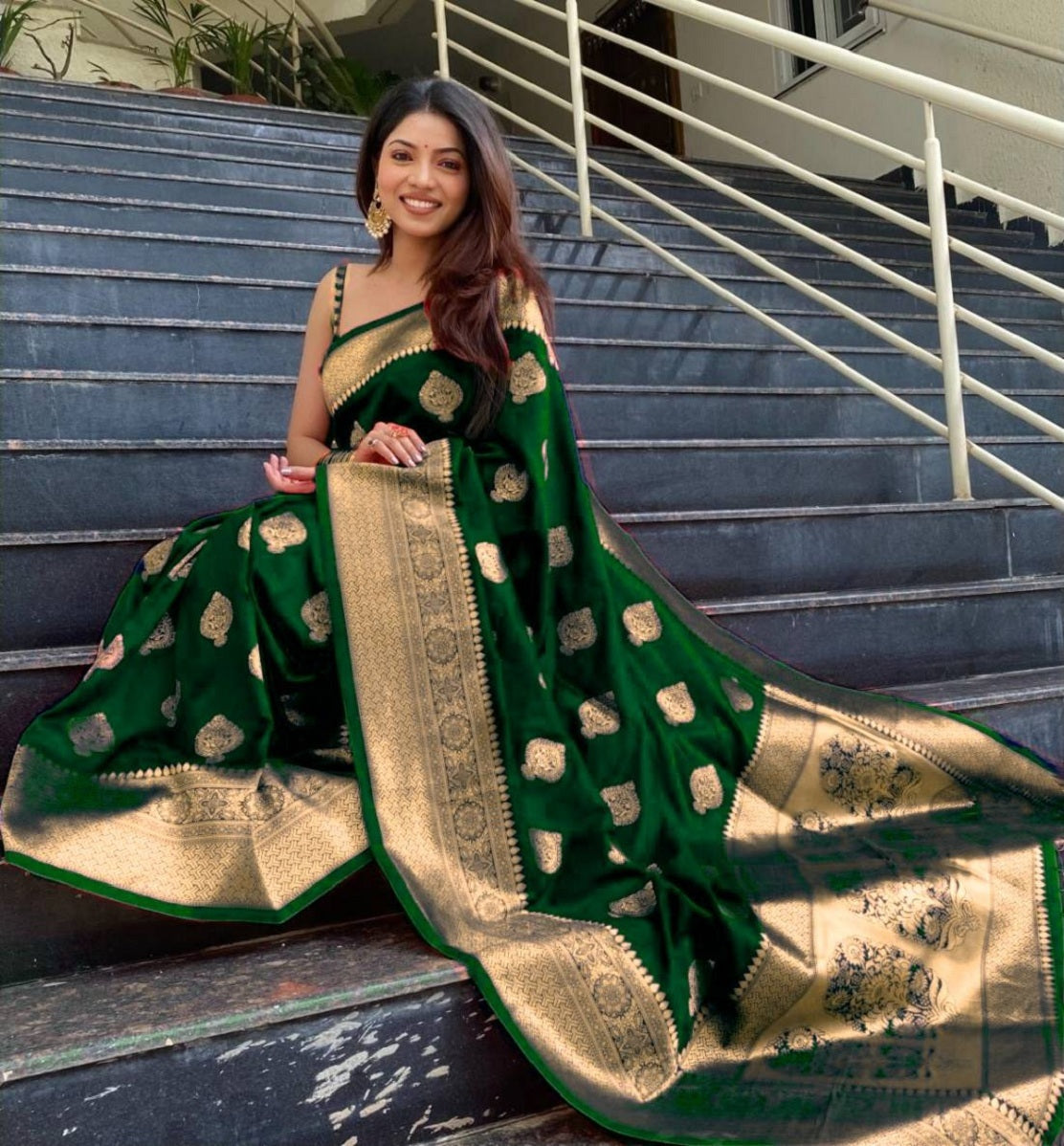 Vamika Weaving Banarasi Jacquard Green Kanjivaram Saree