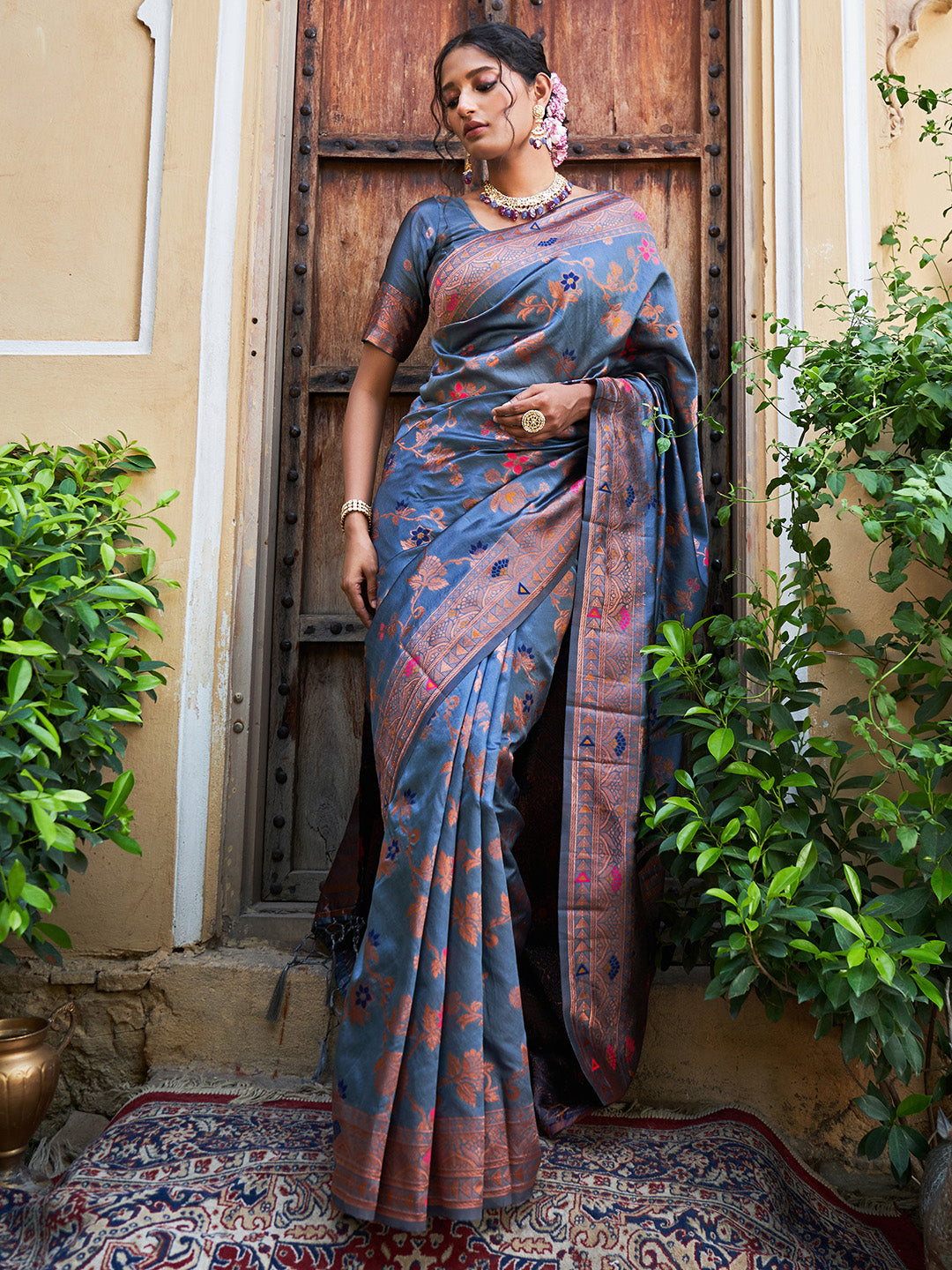 Janasya Grey Banarasi Silk Woven Dual Tone Floral Design Banarasi Silk Saree