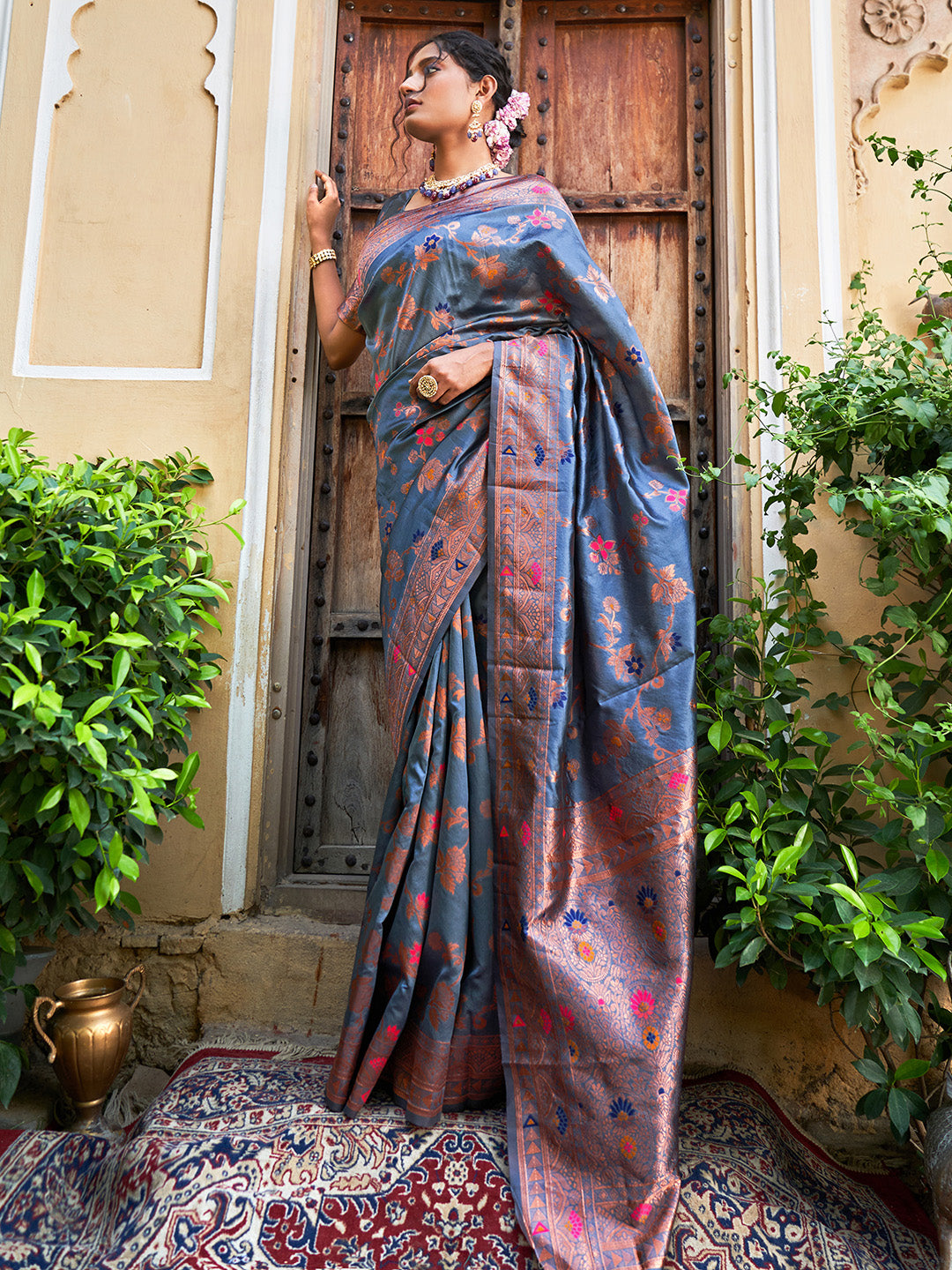 Janasya Grey Banarasi Silk Woven Dual Tone Floral Design Banarasi Silk Saree