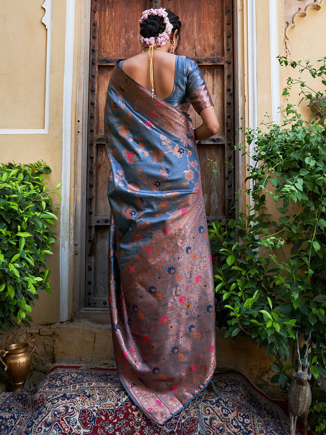 Janasya Grey Banarasi Silk Woven Dual Tone Floral Design Banarasi Silk Saree