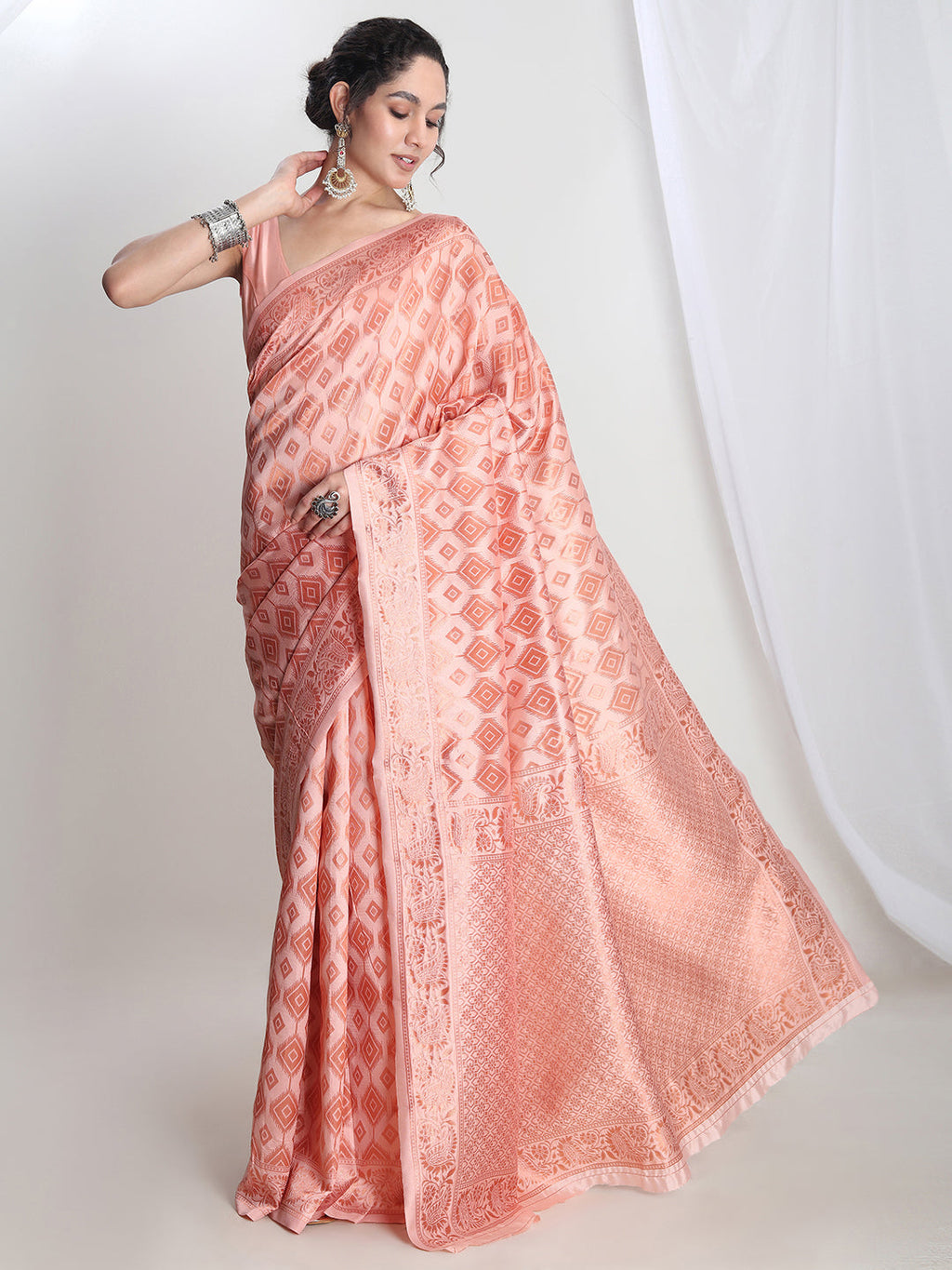 Janasya Peach Silk Blend Geometric Jacquard Saree - Distacart