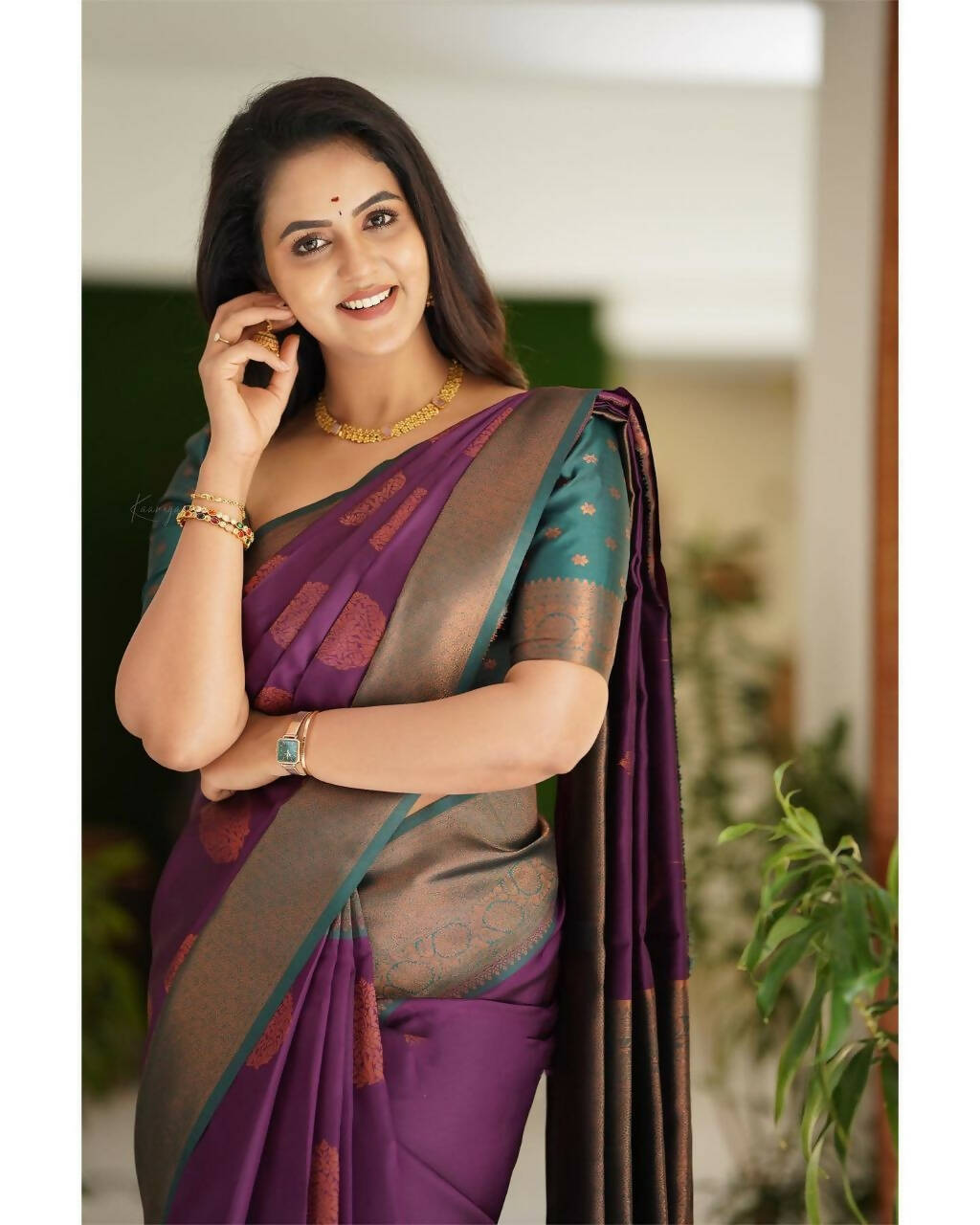 DEIANA'S Beautiful Designer Golden zari Soft Lichi Silk Saree - Majenta