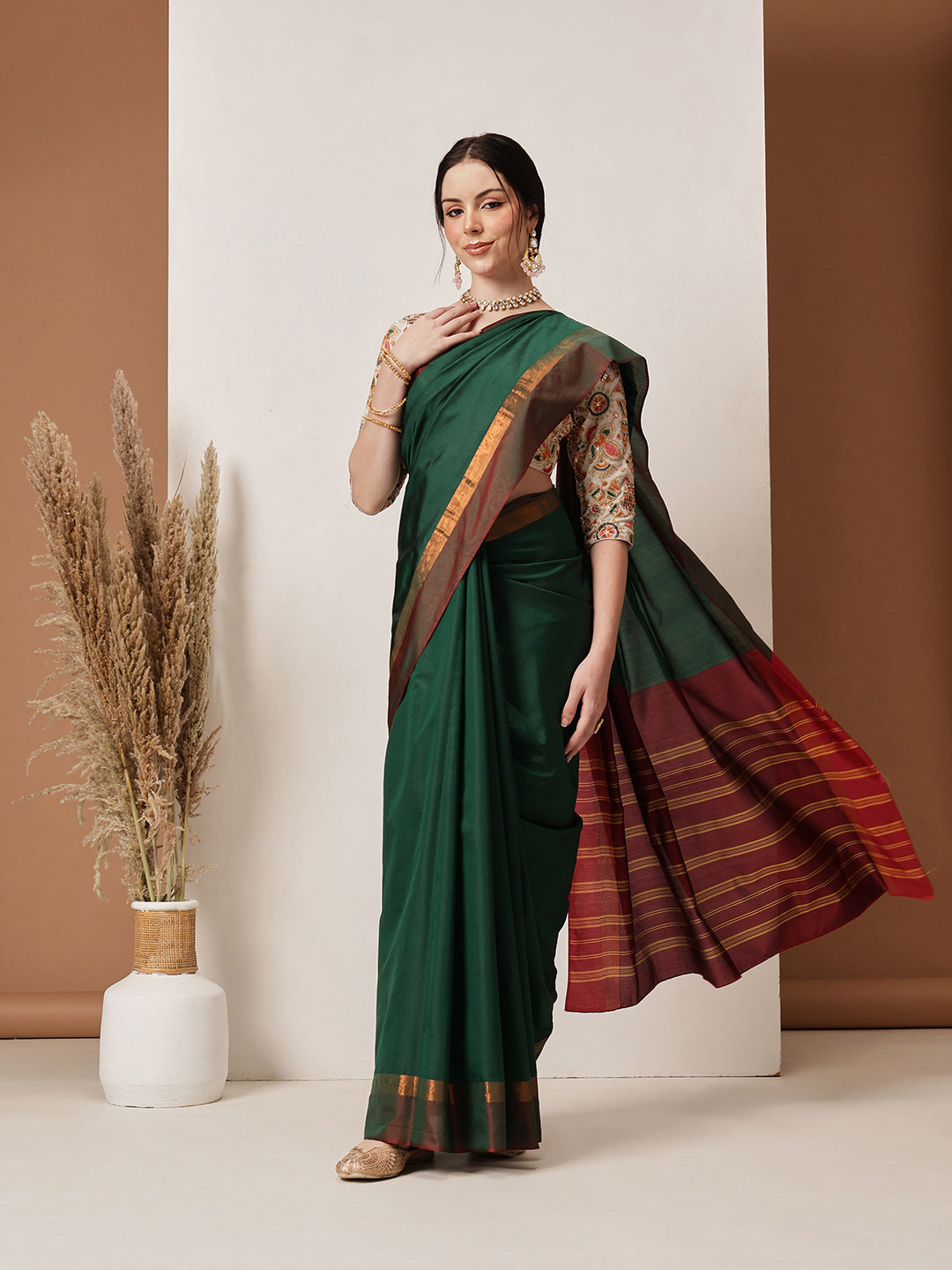 Hiral Fashion Green Banarasi Art Silk Solid Saree