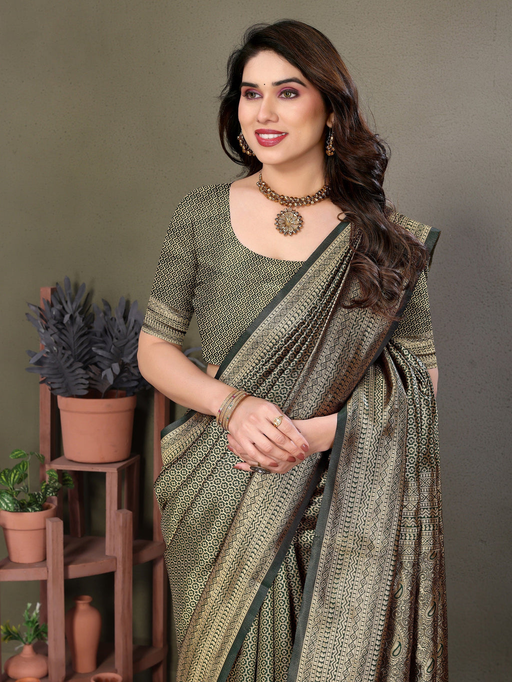 Vedant Vastram Litchi Silk Banarasi Silk Saree - Bottle Green - Distacart