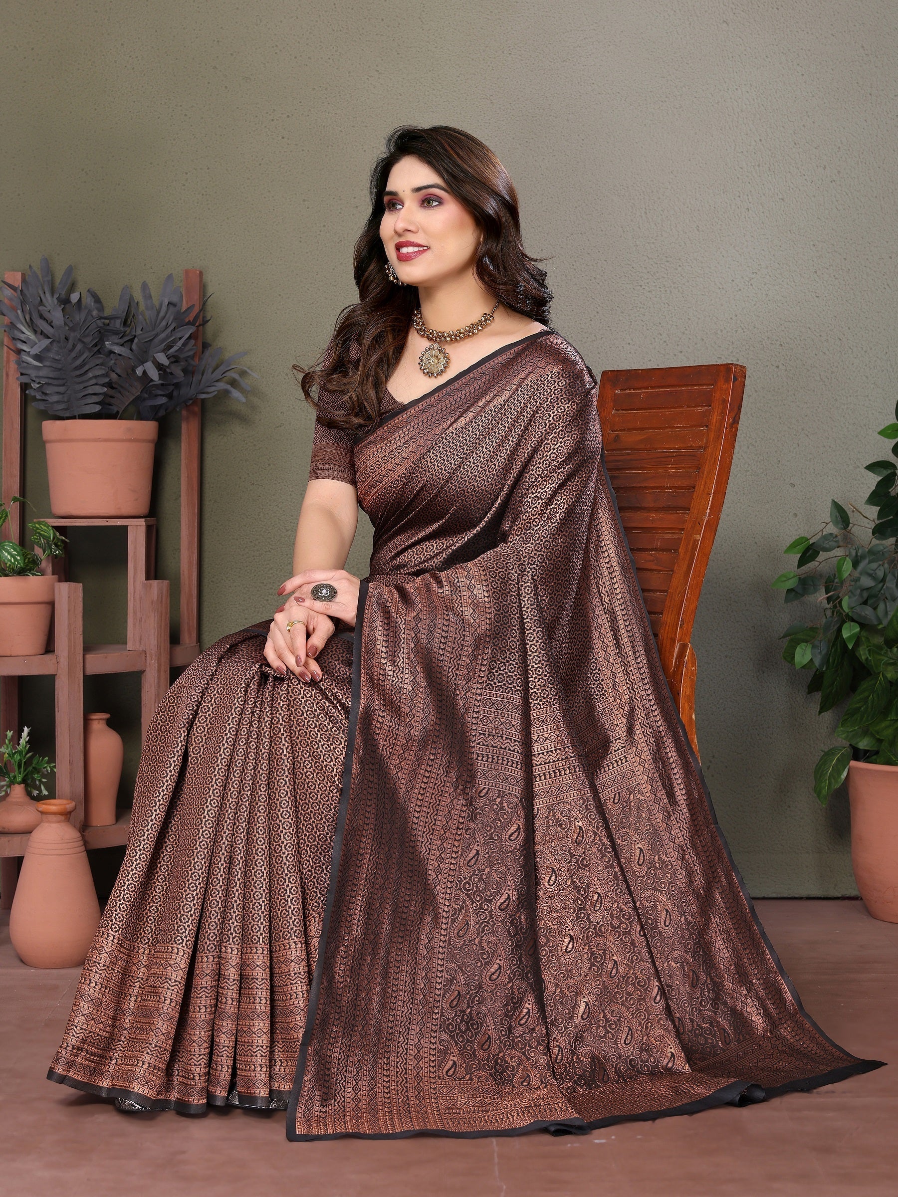 Vedant Vastram Litchi Silk Banarasi Silk Saree - Black - Distacart