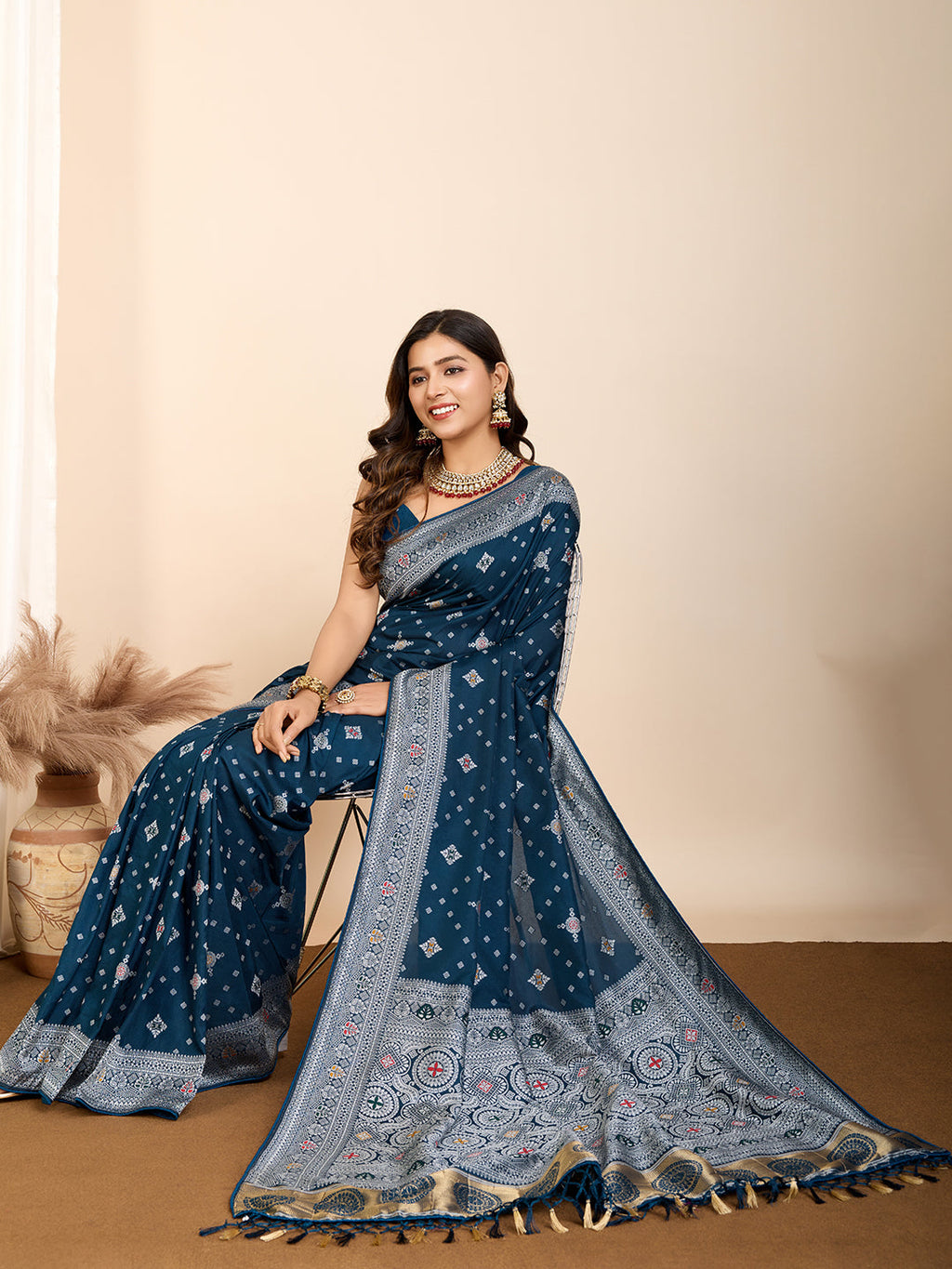 Vedant Vastram Maslin Dola Silk Kanjeevaram Silk Saree - Navy