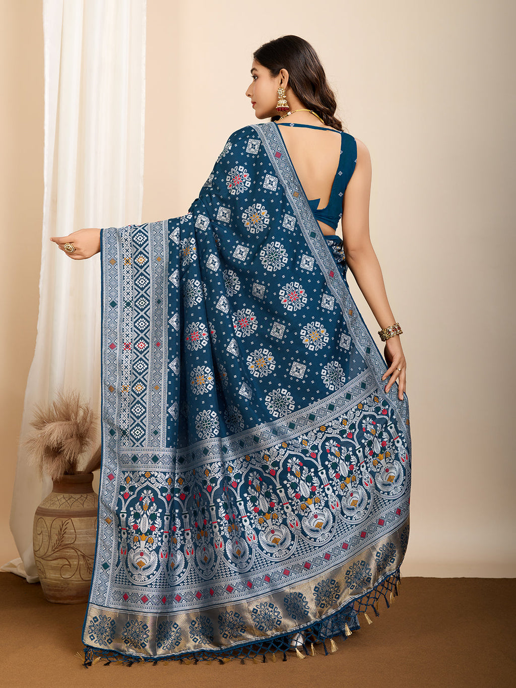 Vedant Vastram Maslin Dola Silk Kanjeevaram Silk Saree - Navy