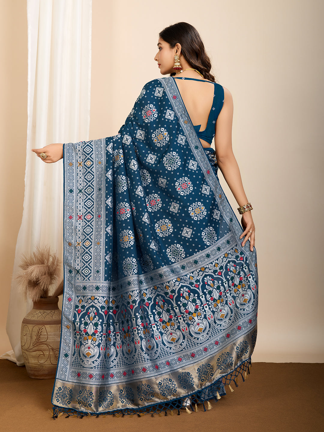 Vedant Vastram Maslin Dola Silk Kanjeevaram Silk Saree - Navy