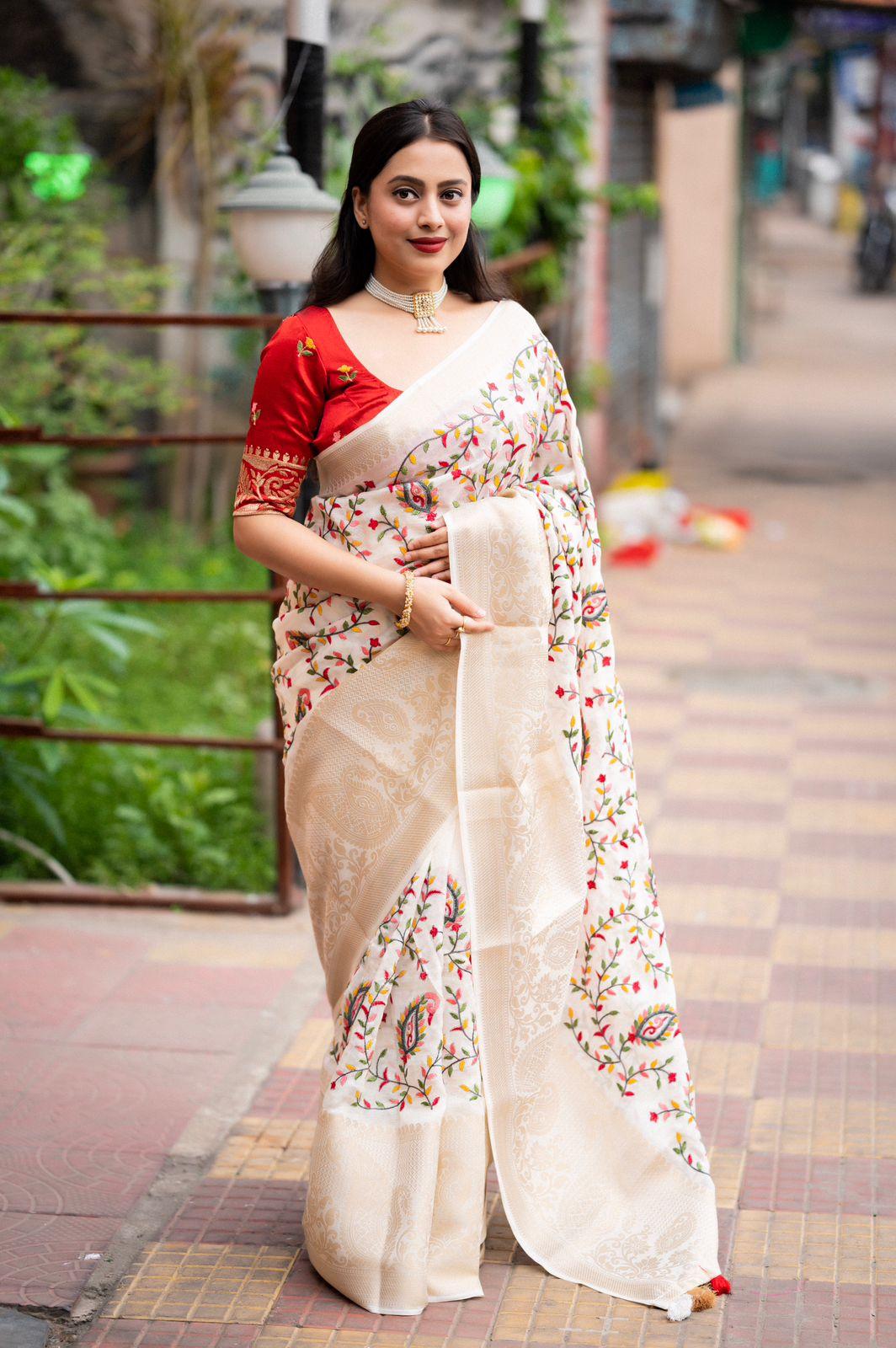 White Jute Silk Ethnic Motifs Saree with Unstitched Blouse - A2M
