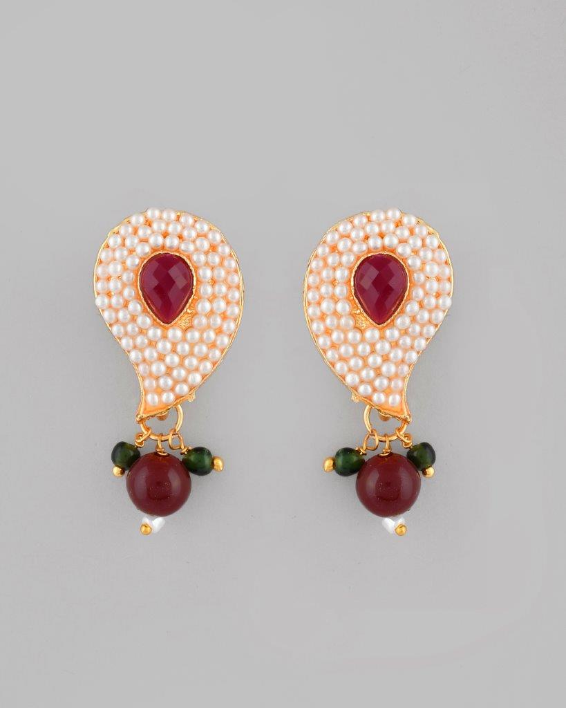 VOJ Gold-Polished Kundan Studsed And Beaded Necklace and Earring Set