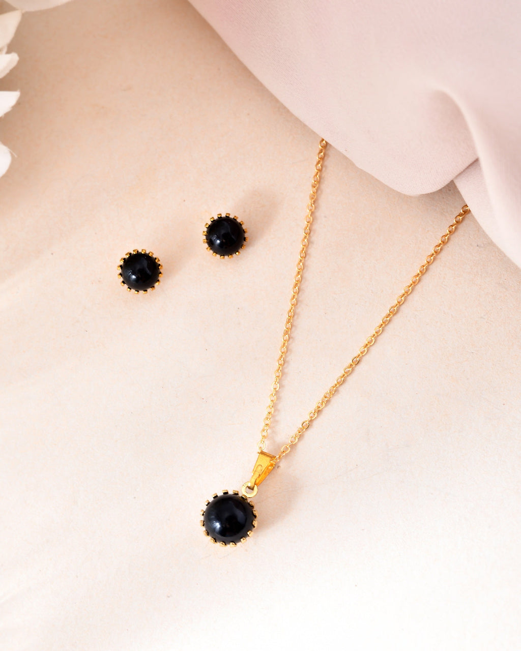 VOJ Gold Polished Stainless Steel Black Pearl Studded Chain Set