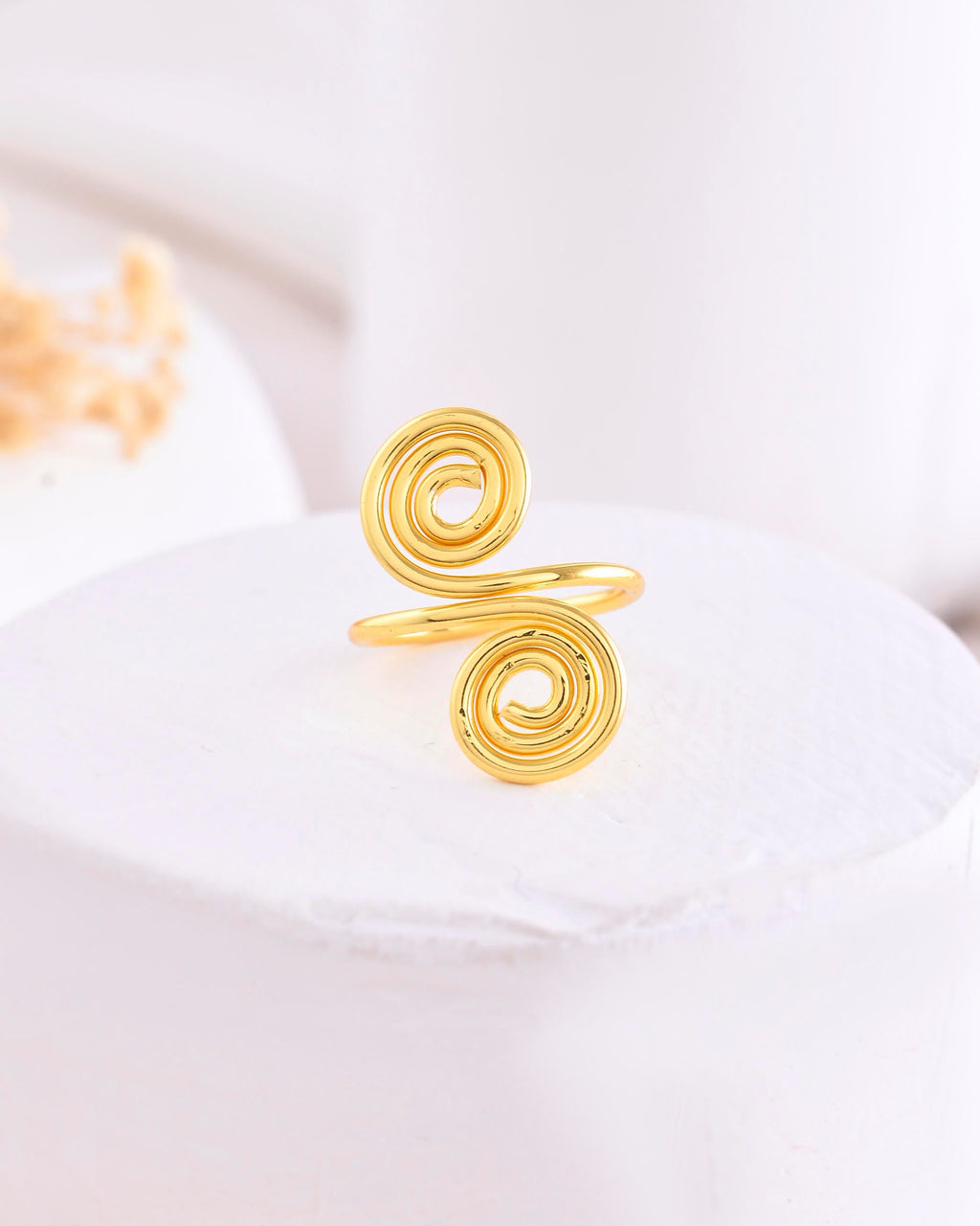 VOJ Gold-Polished Circular Designed Anti Tarnish Finger Ring