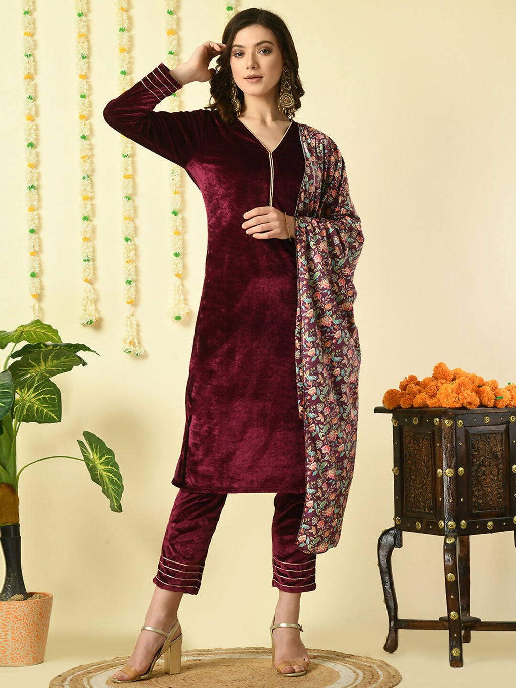 Myshka Women's Magenta Velvet Kurta & Trousers With Dupatta Party Sets