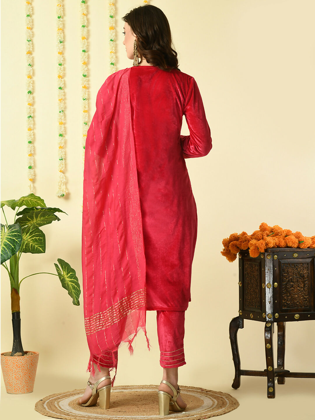 Myshka Women's Pink Velvet Kurta & Trousers With Dupatta Party Sets