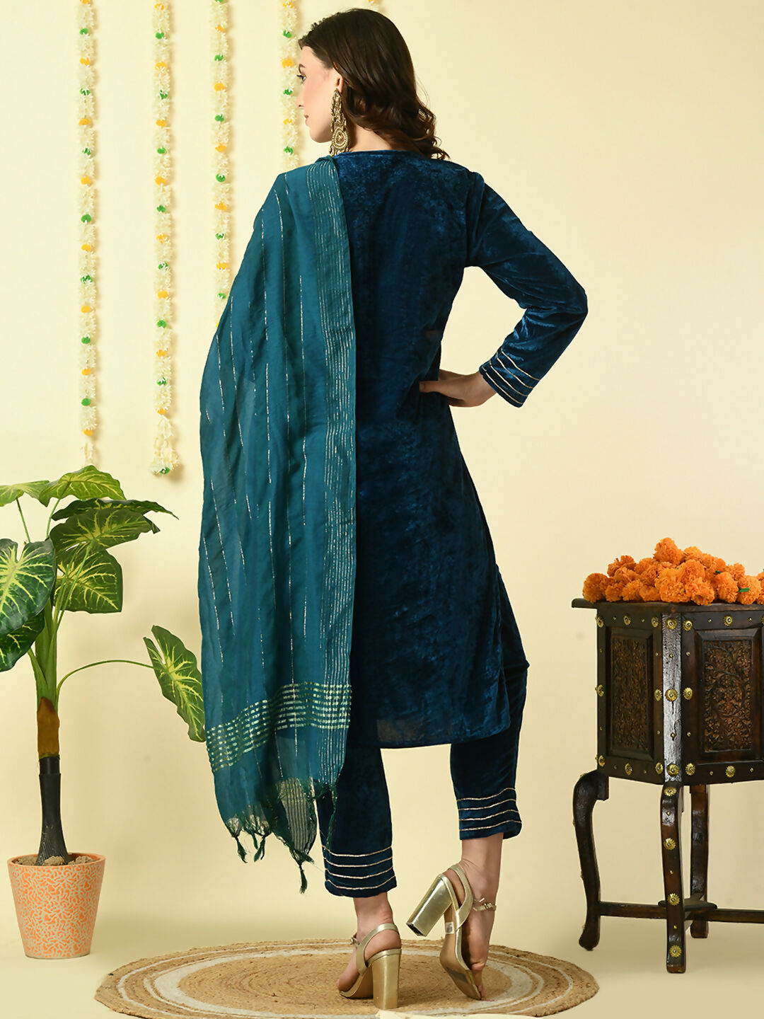 Myshka Women's Teal Velvet Kurta & Trousers With Dupatta Party Sets