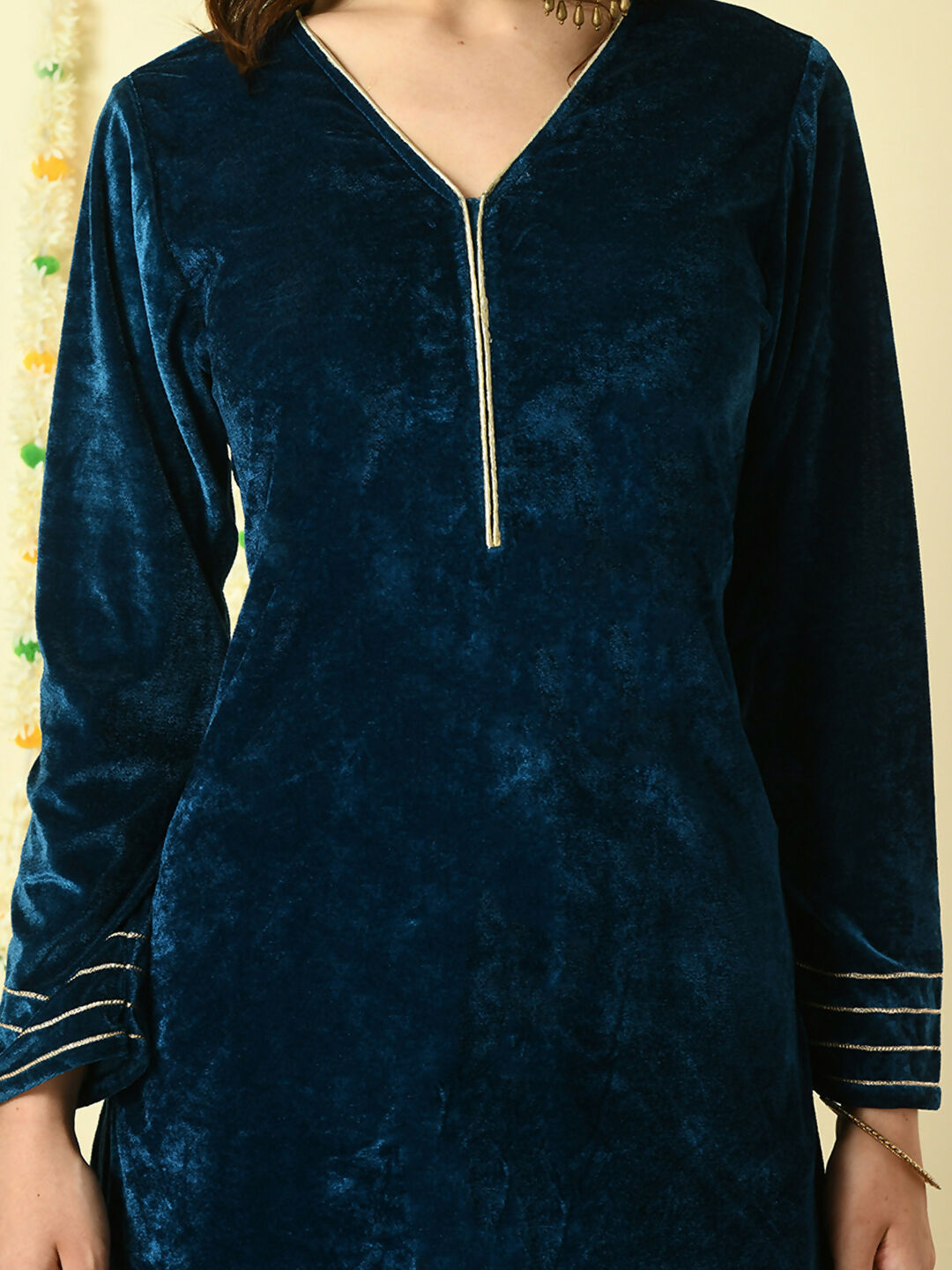 Myshka Women's Teal Velvet Kurta With Trousers Party Sets
