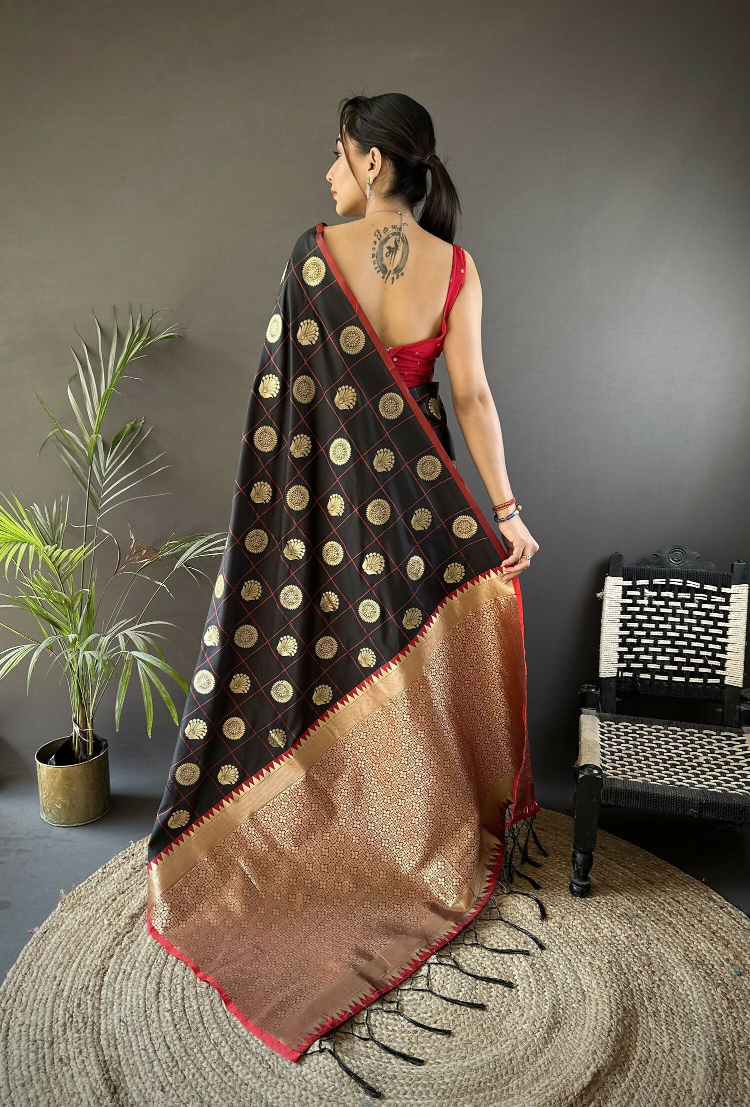 Joban Fashion Black Checked & Circular Motifs Soft Silk Banarasi Saree - Distacart