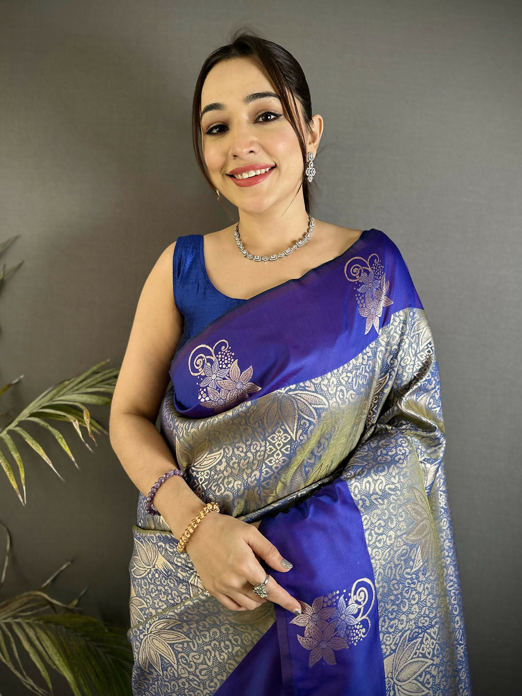 Joban Fashion Grey Intricate Zari Weaving Soft Silk Dharmavaram Saree