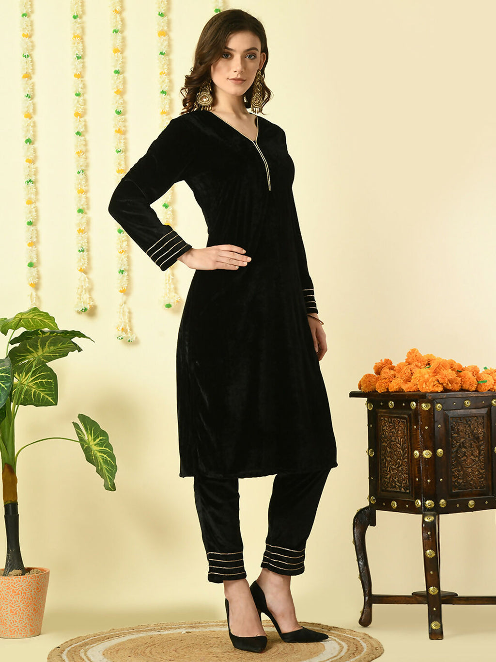 Myshka Women's Black Velvet Kurta With Trousers Party Sets