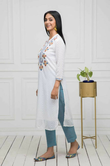 Myshka Women Solid Georgette Straight V-Neck White Kurtas