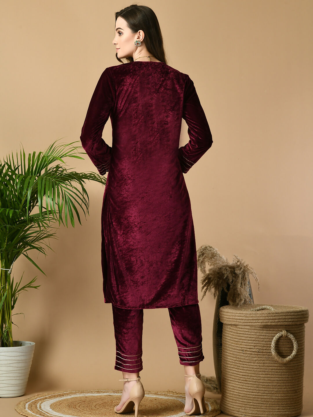Myshka Women's Magenta Velvet Kurta With Trousers Party Sets