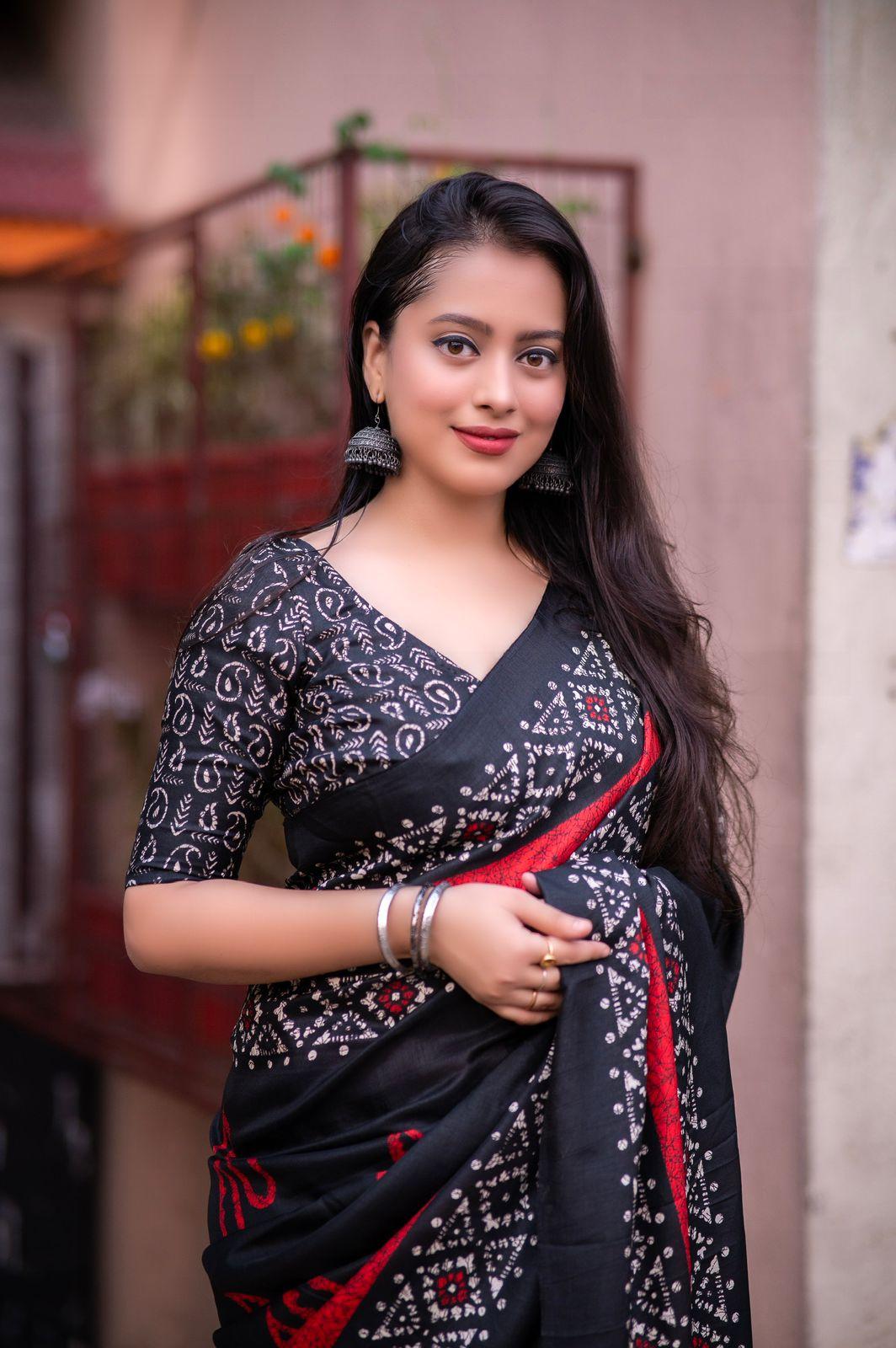 Black Silk Blend Ethnic Motifs Saree with Unstitched Blouse - Hiral Fashion