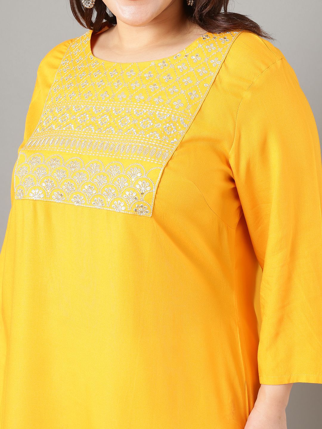 Sztori Plus Size Floral Embroidered Sequinned Straight Kurta
